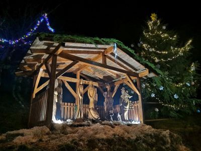 V Jindřichově opět září vánoční strom a dřevěný betlém