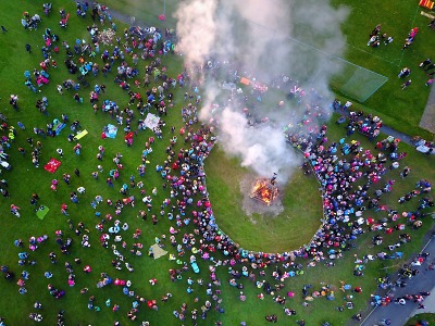 Sportovní Čáry u arény s čarodějnickou poutí