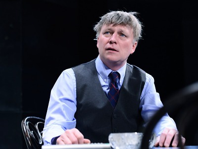 Rady do života poskytne Michal Dlouhý v komedii Cry baby cry