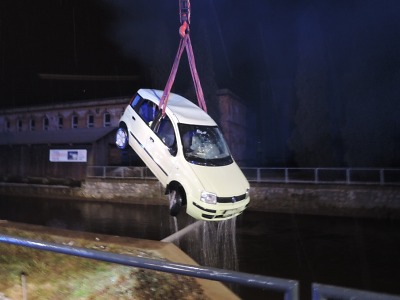 Osobní auto sjelo v Železném Brodě do Jizery, řidič nehodu nepřežil