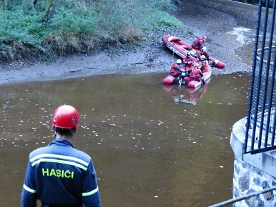 Muž spadl z ferraty u Riegrovy stezky, hasiči našli v Jizeře už jen tělo