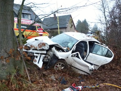 Po nárazu auta do stromu v Horní Branné je zraněných pět lidí