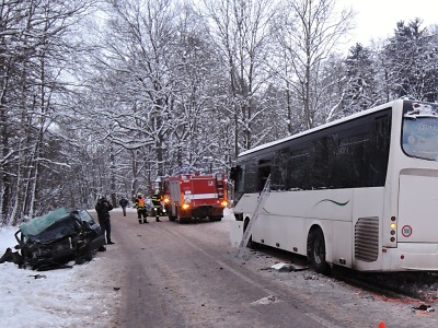 V Bořkově u Semil se srazilo auto s autobusem, je několik zraněných