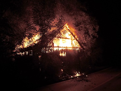V Bořkově u Semil hořela stodola, zastaven byl i provoz na blízké silnici