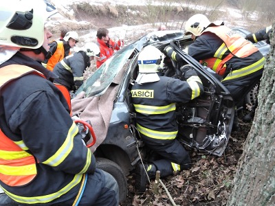 Zaklíněnou řidičku v Košťálově museli vyprostit hasiči
