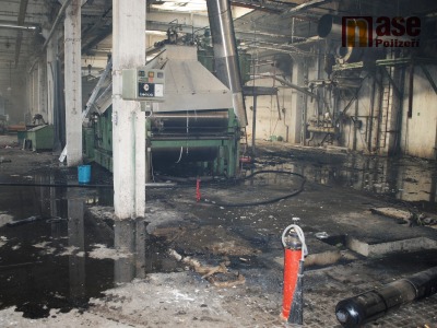 FOTO: V Semilech hořelo v areálu bývalé tkalcovny
