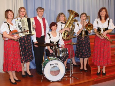 Přehlídka dechovek znovu roztančí semilské publikum