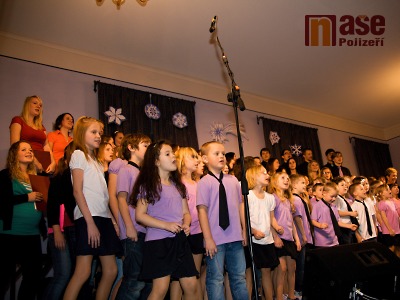 Obrazem: Vánoční koncert pěveckých sborů lomnické školy