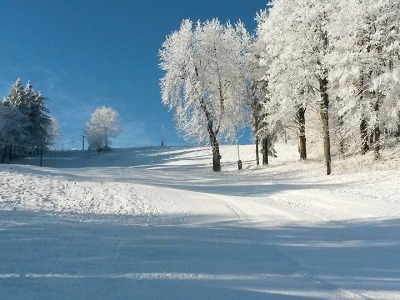 Konečně se dočkají i lyžaři na Kozákově. V pátek spouštějí jeden z vleků