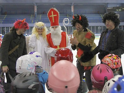 Mikuláš s čerty nadílel ve vrchlabské školičce bruslení