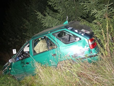 Mladý řidič mezi Jilemnicí a Horní Brannou předjížděl auto a havaroval