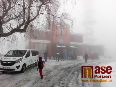 FOTO: V mlze vystoupala Kozákov na Nový rok 2019 tisícovka turistů