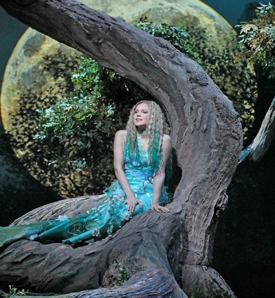 Diva Kristine Opolais zazpívá měsíčku v nové sexy Rusalce