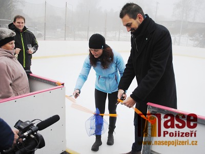 FOTO: První bruslaři vyzkoušeli led na novém kluzišti v Semilech