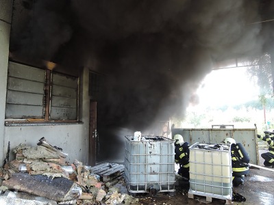 Hasiči zasahovali u požáru přečerpávací stanice mazutu v Semilech