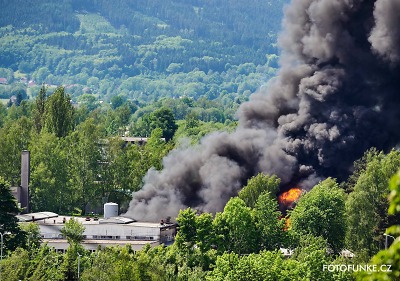 Černý dým stoupal nad Liberec. Požár zachvátil areál Severochemy