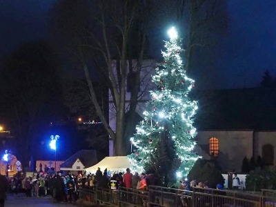Obrazem: Rozsvícení vánočního stromu v Košťálově 2019