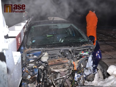 FOTO: Rychlík smetl v Libštátě auto, řidič zázrakem vyvázl bez zranění