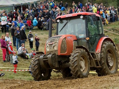FOTO: Na 17. sjezdu traktorů v Bozkově se utkalo 40 jezdců