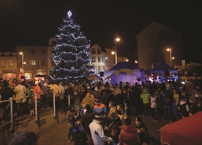 Advent v Semilech zahájí jarmark a rozsvěcení vánočního stromu