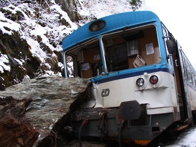 Vlak u Poniklé narazil do spadlé skály, zraněno je devět cestujících