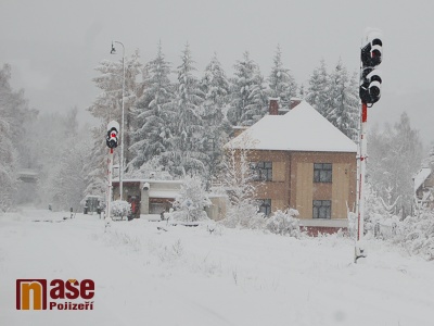 Sněhová kalamita a další nehody zastavily středeční dopravu v Pojizeří