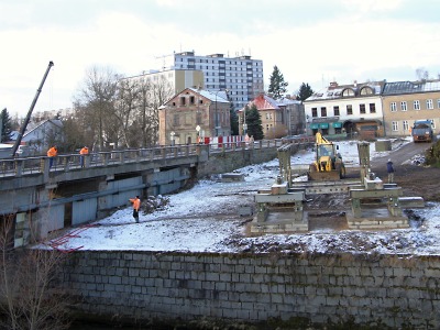 Výstavba kruhové křižovatky a mostu omezí dopravu ve Vrchlabí