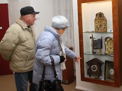 V Krkonošském muzeu vystavují schwarzwaldské hodiny