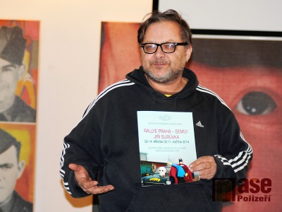 FOTO: Výtvarník Jiří Surůvka osobně otevřel výstavu v Pojizerské galerii