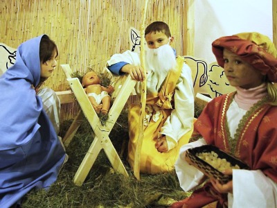 Obrazem: Výstavu o současných betlémech zahájil dětský živý betlém