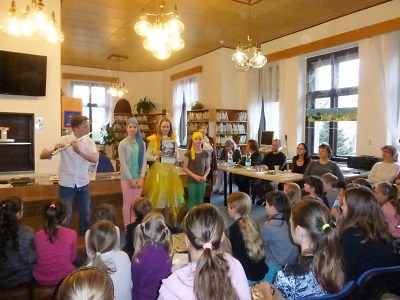 Na soutěži vypravěčů v Turnově předali žáci ze Žižkovky svou knihu