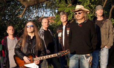 Žlutý pes zavyje své songy v turnovské Střelnici