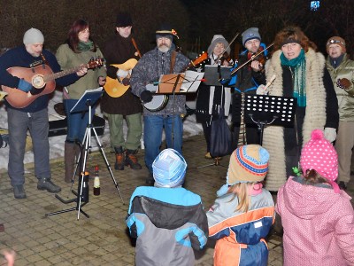 Obrazem: V Lánově zpívali u vánočního stromu