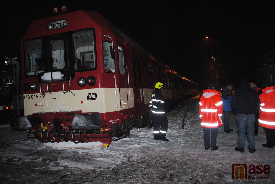 Vykolejení vlaku v Semilech na přejezdu v Nádražní ulici<br />Autor: Petr Ježek