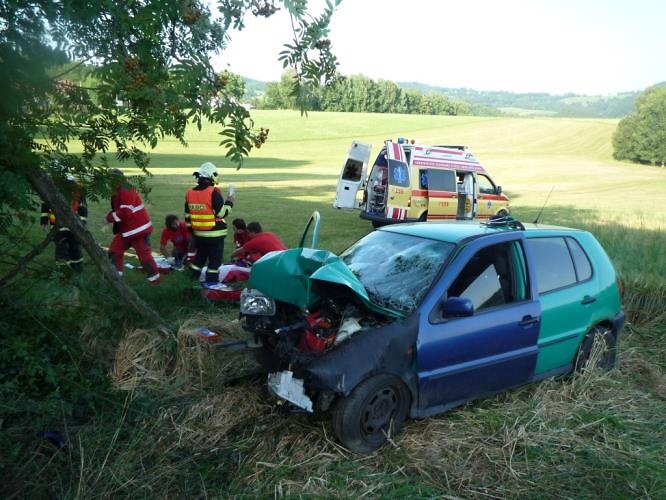 Nehoda ve Zlaté Olešnici, při které narazilo osobní auto do stromu<br />Autor: HZS Libereckého kraje