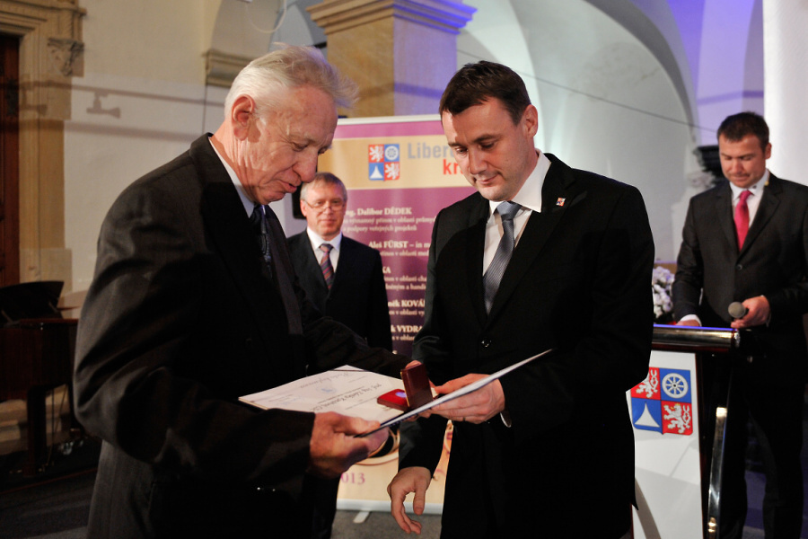 Hejtman předává poctu Zdeňku Kovářovi, v pozadí stojí Zdeněk Kůs<br />Autor: Archív KÚ Libereckého kraje