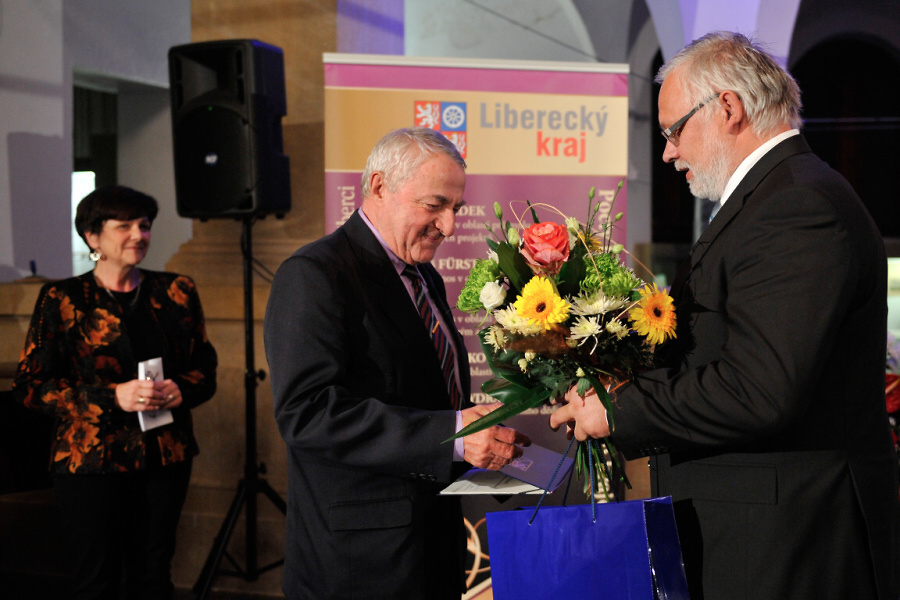 Oceněný Siegfried Weiss přijímá gratulaci od náměstka Jadrného<br />Autor: Archív KÚ Libereckého kraje