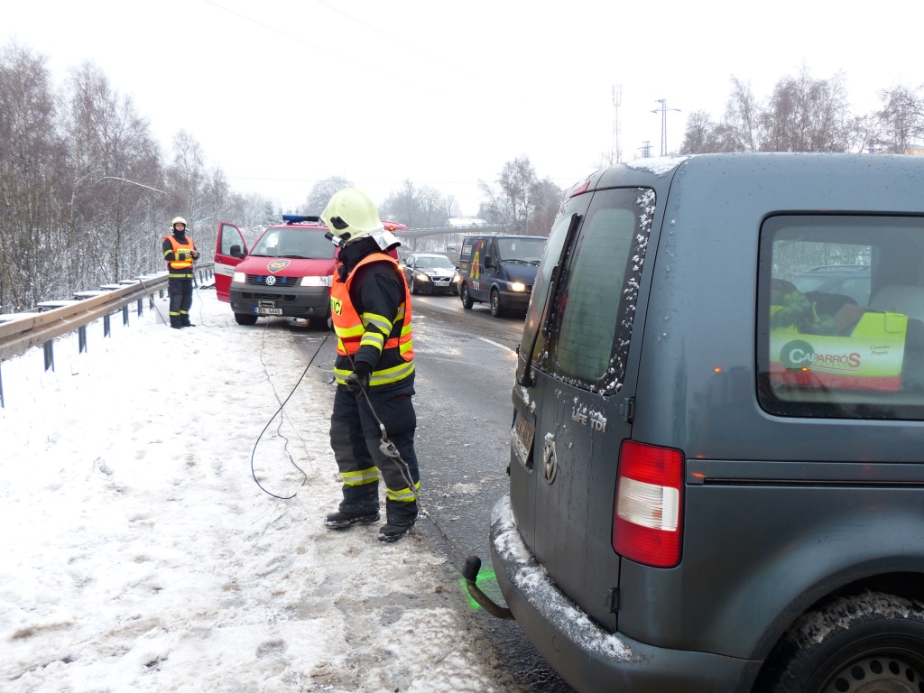 Zásahy hasičů na silnici R35 mezi Libercem a Turnovem<br />Autor: HZS Libereckého kraje, Zdenka Štrauchová
