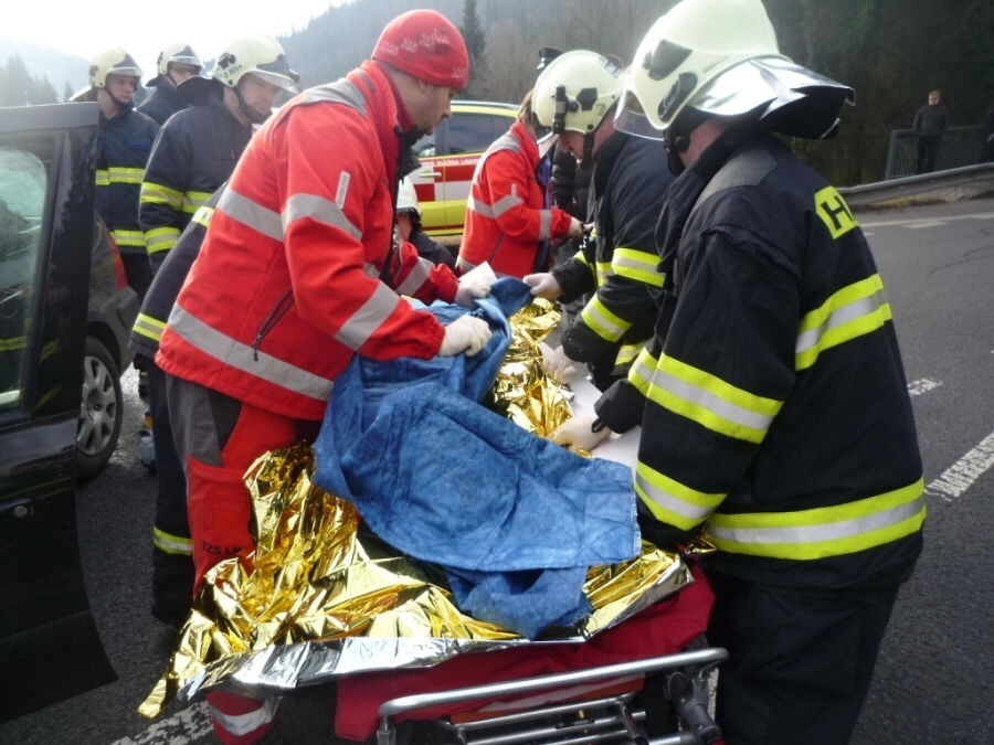 Nehoda dvou aut na harrachovské křižovatce na Mýtě<br />Autor: HZS Libereckého kraje,  stanice Tanvald 
