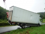 Vyproštění nákladního auta na silnici z Malé Skály na Koberovy