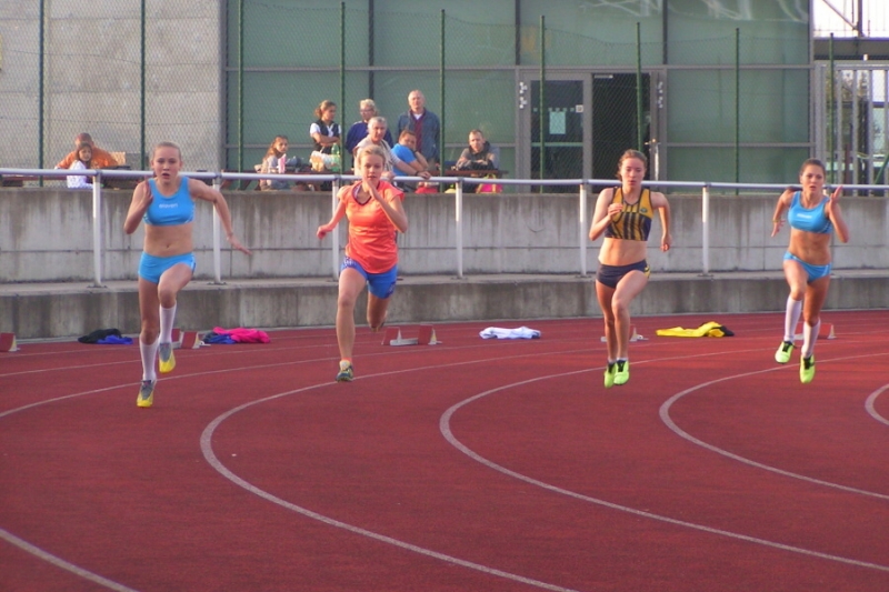 Běh na 150 metrů dívek - vpravo Nikola Sojková a úplně vlevo Barbora Hůlková<br />Autor: Aleš Drahoňovský