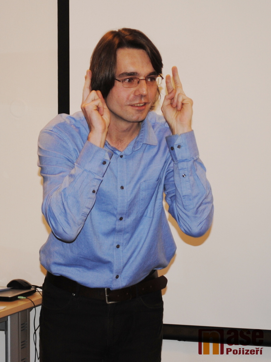 Učitel znakového jazyka Karel Redlich s účastníky kurzu v semilské knihovně<br />Autor: Petr Ježek