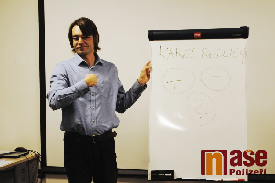Učitel znakového jazyka Karel Redlich s účastníky kurzu v semilské knihovně<br />Autor: Petr Ježek