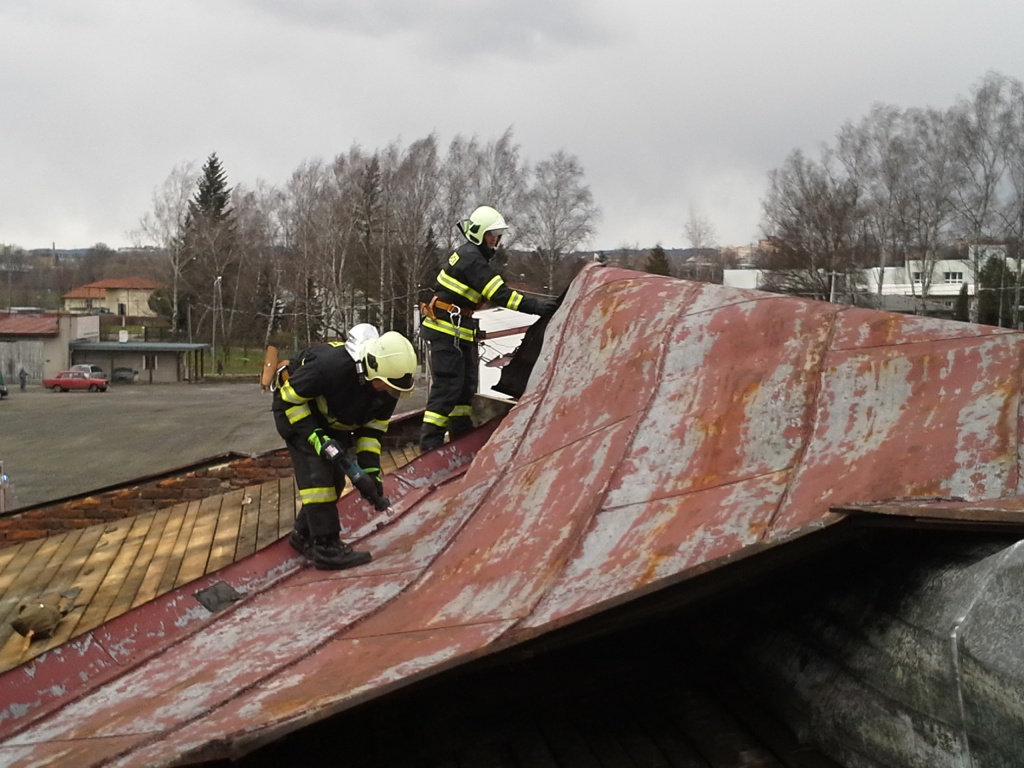 Turnovští hasiči při odstraňování stromů a zajišťování střechy<br />Autor: HZS Libereckého kraje, stanice Turnov