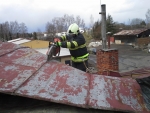 Turnovští hasiči při odstraňování stromů a zajišťování střechy