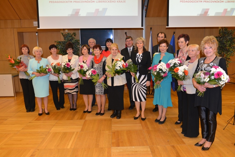 Všichni ocenění učitelé v roce 2015<br />Autor: Archív KÚ Libereckého kraje. Ludmila Bachtíková a starstka Semil Lena Mlejnková