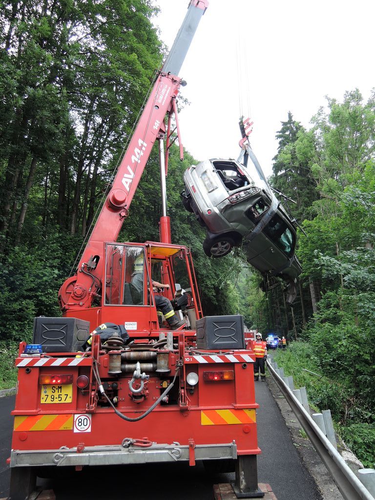 Vážná nehoda v Jablonci nad Jizerou, v části obce Vojtěšice<br />Autor: HZS Libereckého kraje, František Hanč