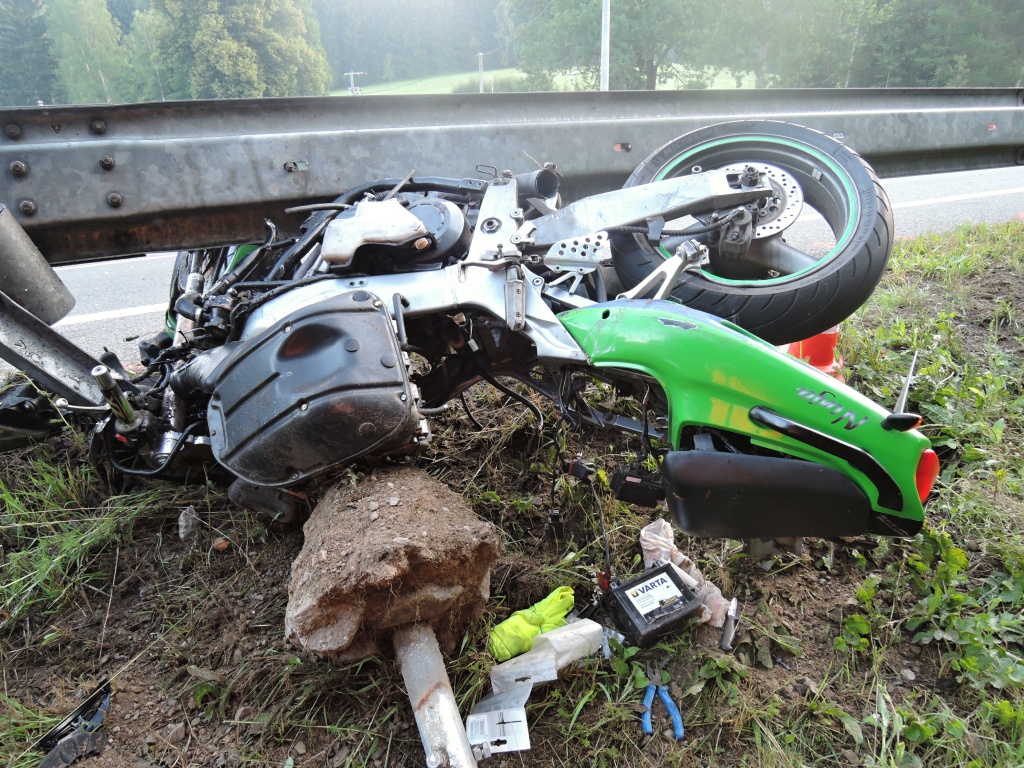 Nehoda motorky a osobního auta na silnici /65 u Rádla<br />Autor: HZS Libereckého kraje, stanice Turnov