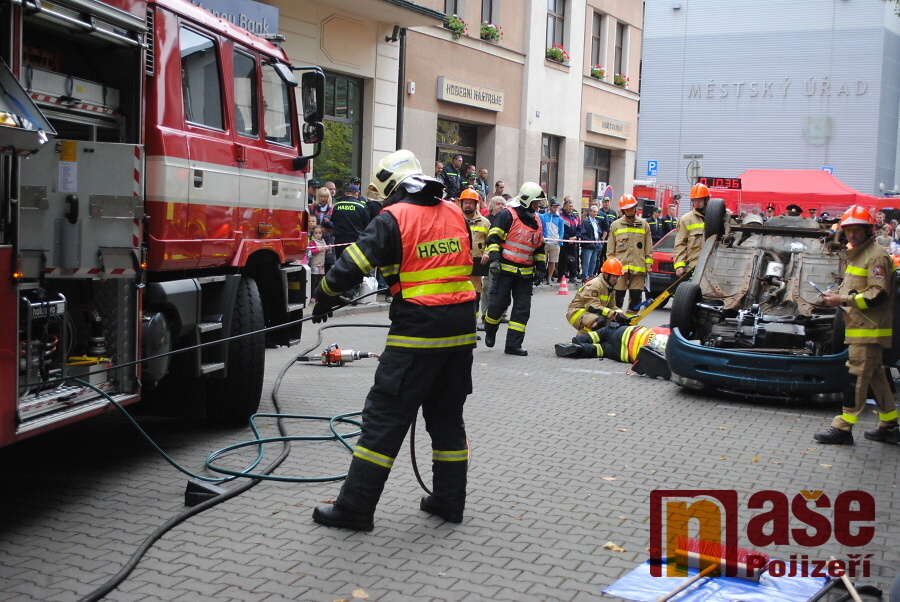 Soutěž hasičských družstev ve vyprošťování se konala přímo na semilském náměstí<br />Autor: Petr Ježek