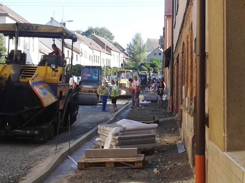 Rekonstrukce ulic v Rovensku komplikovala v září nástup žákům do školy<br />Autor: Jan Michálek